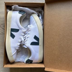 Veja Esplar White California Canvas Size 7